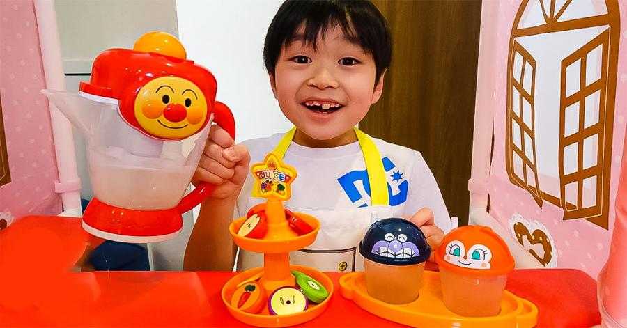 アンパンマンのおもちゃで遊んでいるのは誰?